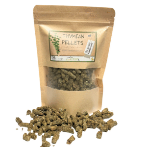 Thymian-Pellets als gesunder Snack für Kaninchen, Meerschweinchen und andere Nager – naturbelassen und reich an Kräutern.
